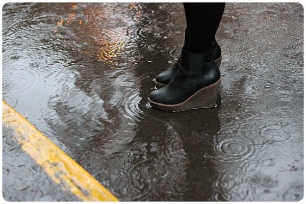 Usar zapatos altos para la lluvia 4