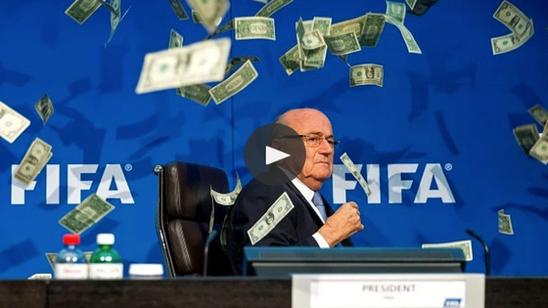 El comediante que le tiró billetes a Blatter en la Fifa 2