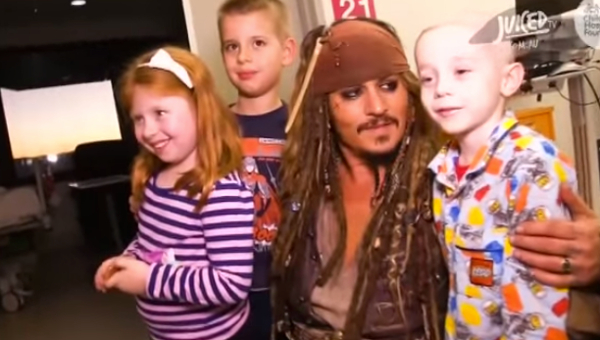 Johnny Depp visita un hospital infantil como Jack Sparrow 3