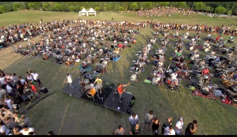 1000 músicos juntos tocando Learn to Fly de Foo Fighters 2