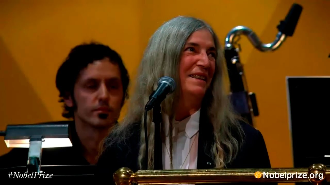 Patti Smith se emociona en la ceremonia del nobel de Bob Dylan 1