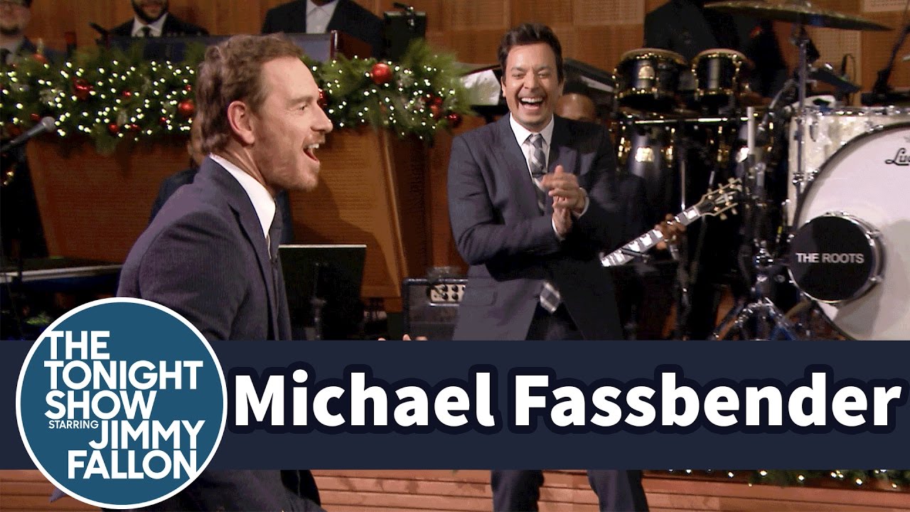 Michael Fassbender tocando air guitar en The Tonight Show 3
