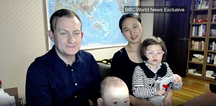 Robert Kelly y su familia vuelven (ahora oficialmente) a la BBC 1