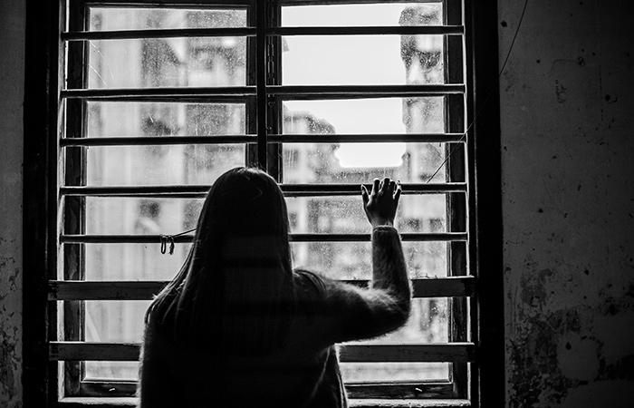 Mujer mirando por la ventana