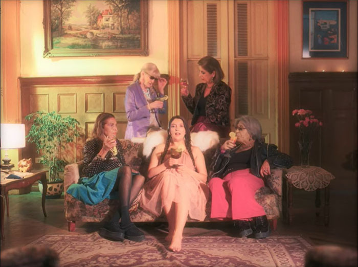 "Cuando sea abuela", una fiesta de señoras en el primer videoclip de Kurmi 1