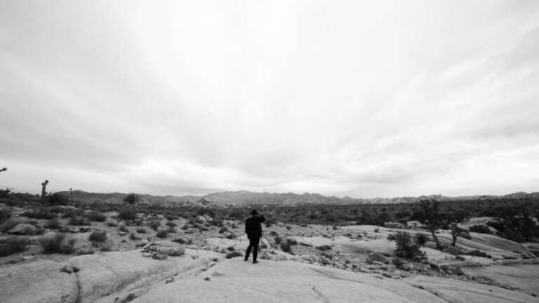 El músico Alain Johannes en un desierto