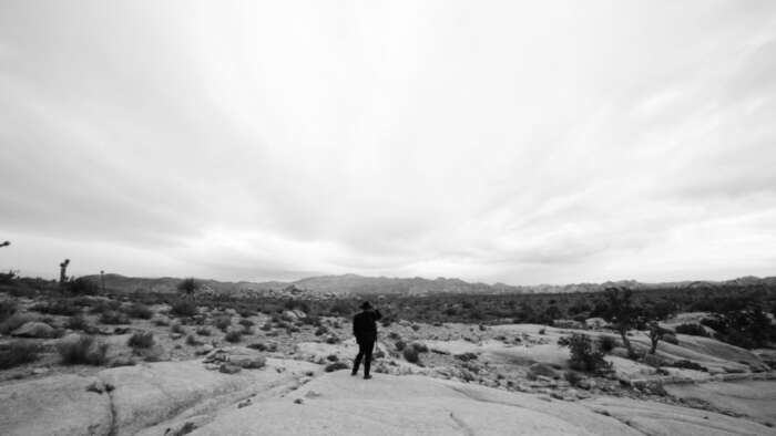 El músico Alain Johannes en un desierto