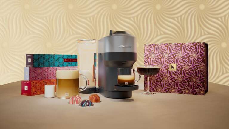 Como ya es tradición, la temporada festiva en Nespresso llega con novedades en diseño y sabor. Su colección de fiestas es una propuesta que combina nuevos cafés de edición limitada, diseños especiales y recetas